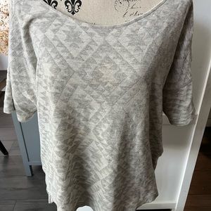 Womens Old Navy XL gray and white soft knit top diamond pattern Great condition